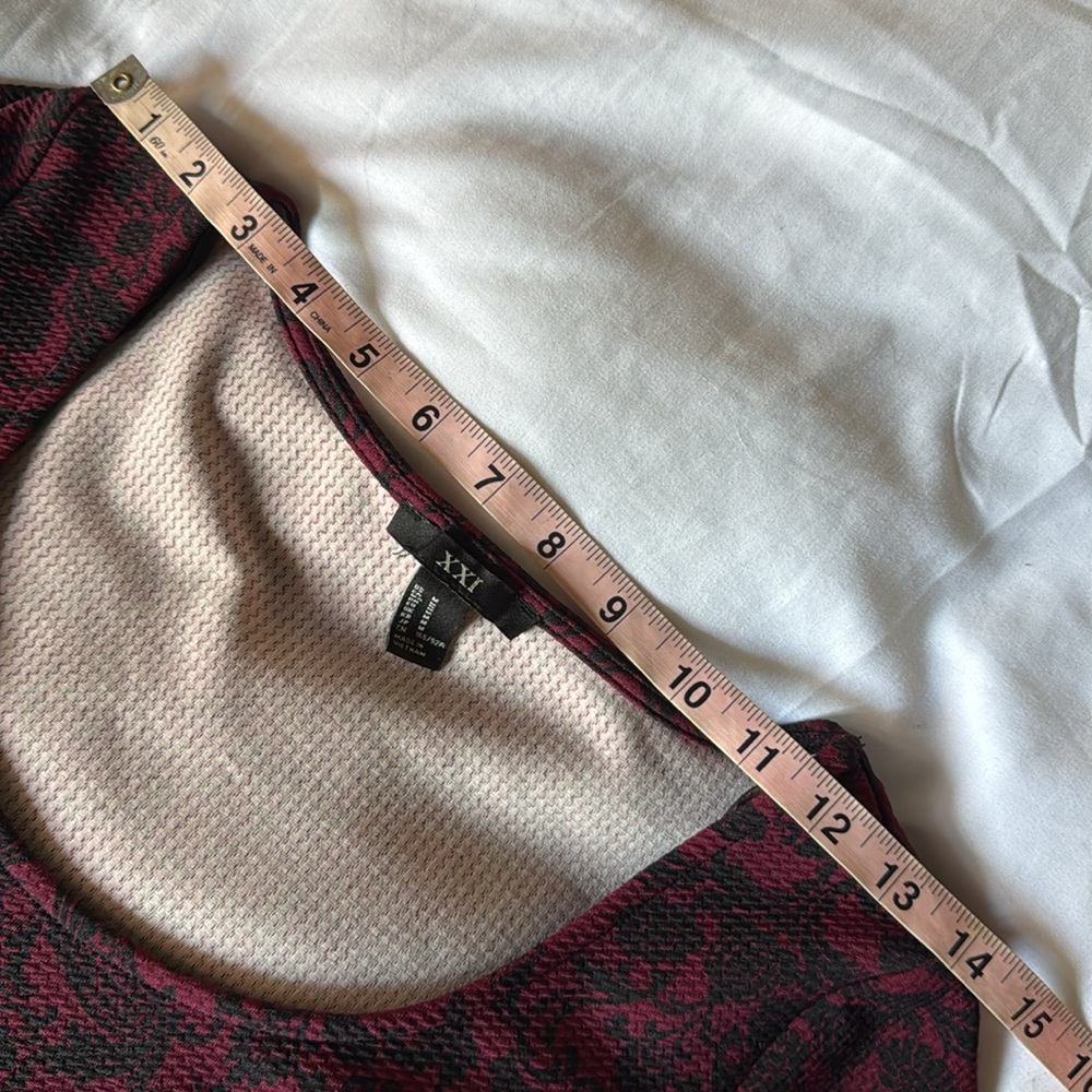 XXI Forever 21 Elegant Black and Red/ Burgundy Waffle Textured Crop Top NWOT - Picture 8 of 14